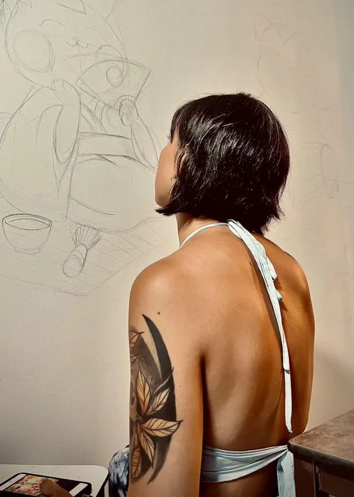 Quinn dibujando la composición de un mural