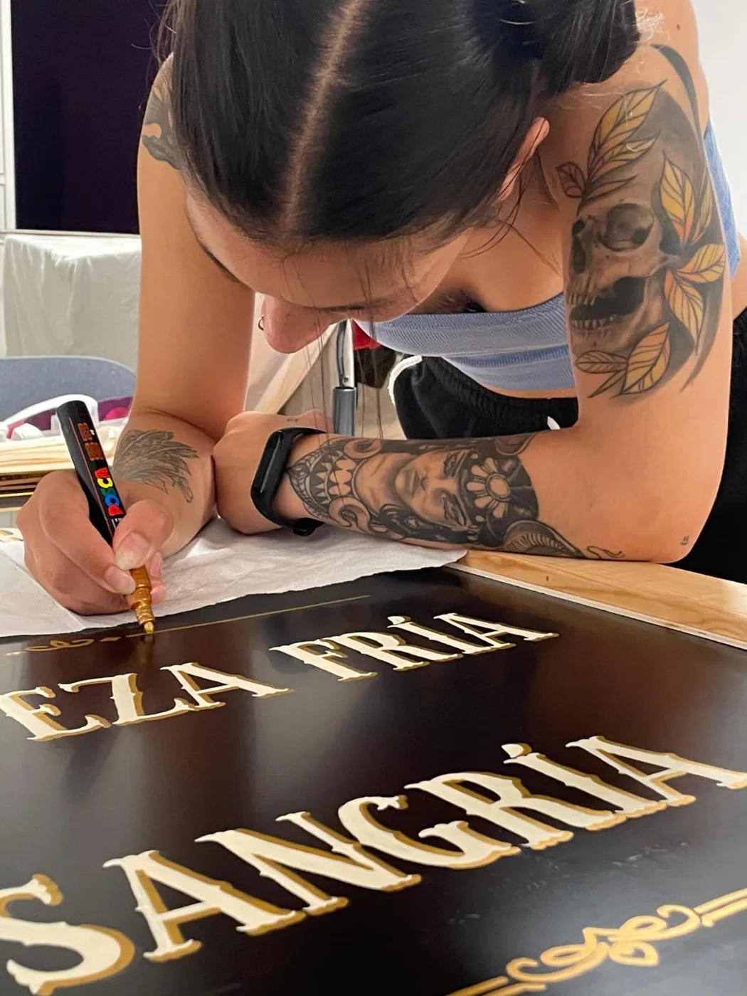 Quinn pintando una pizarra de sangría