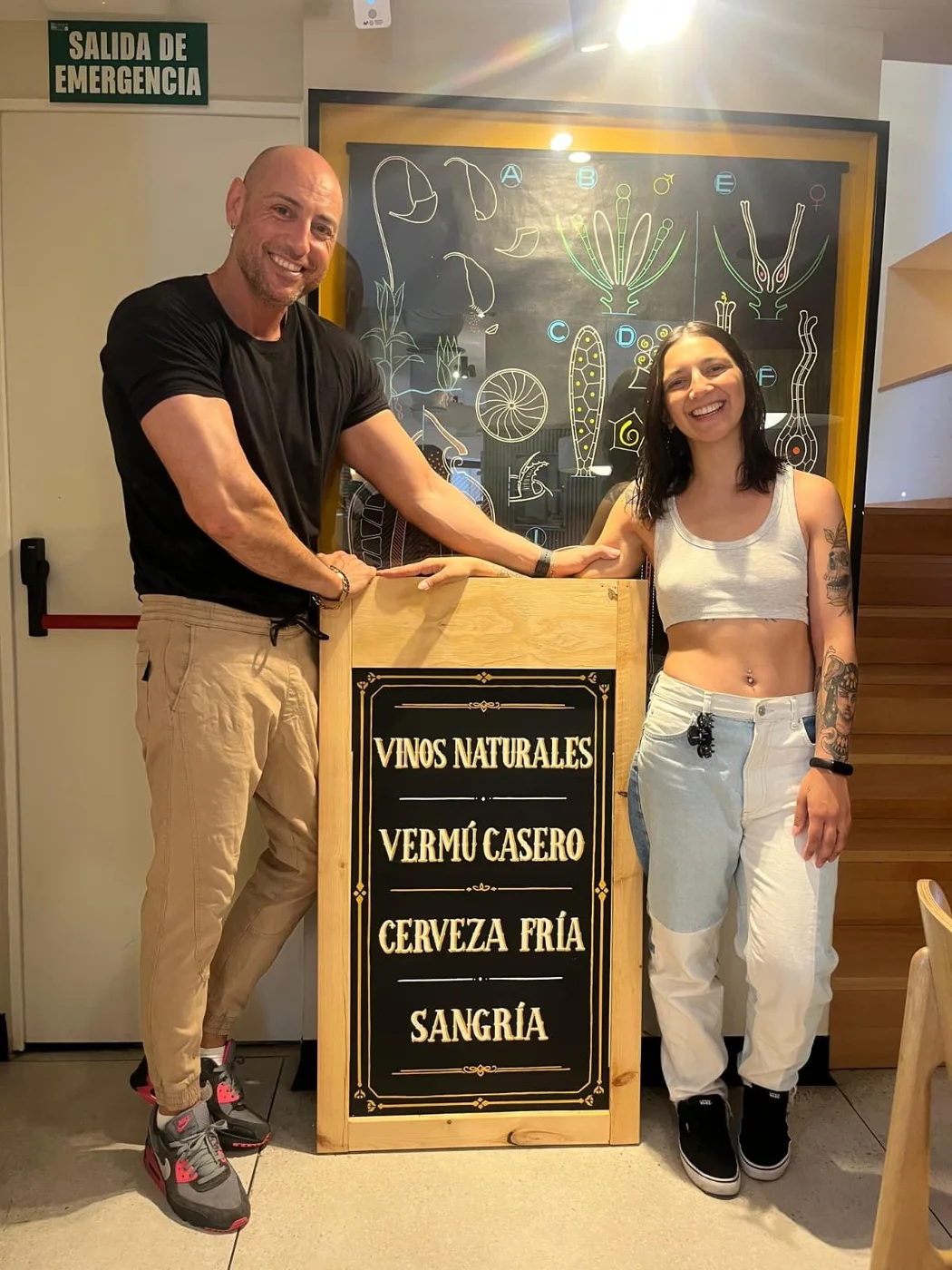 Quinn junto a una pizarra ilustrada