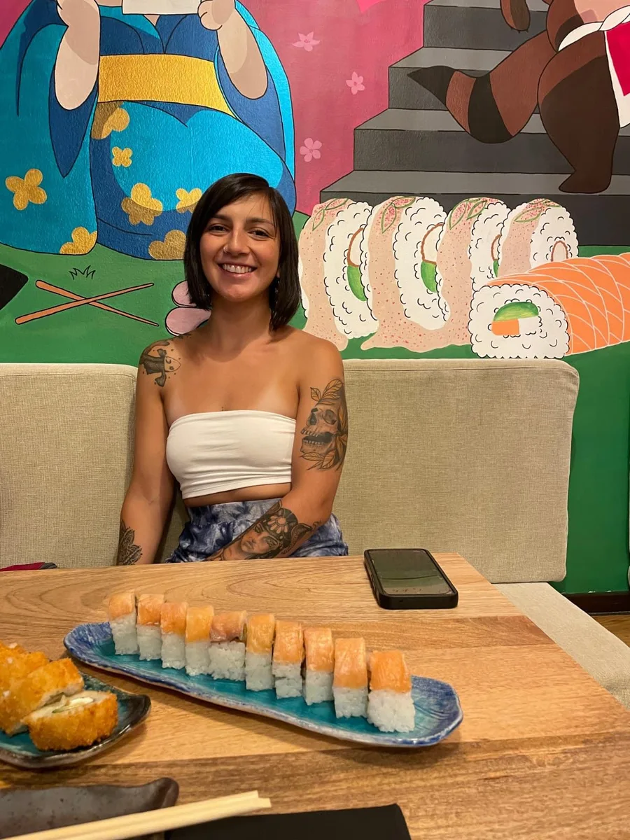 Quinn delante de uno de sus murales