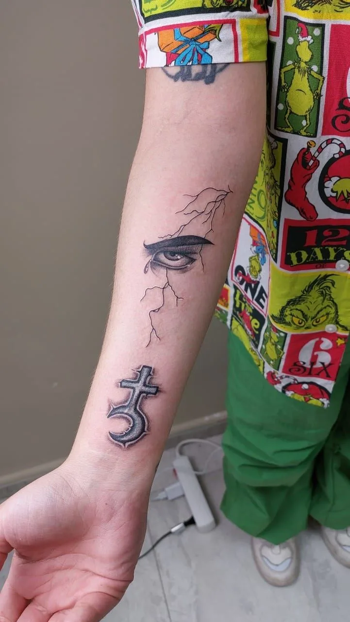 Detalles de tatuajes de línea fina